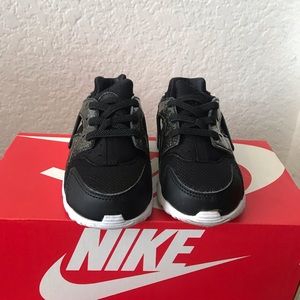 Black and gold huruache . Great condition .